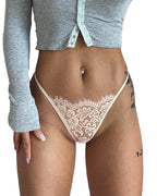 Curvvvy® BlossomLace – Tanga de encaje estilo pestaña con tiras finas y lazo floral